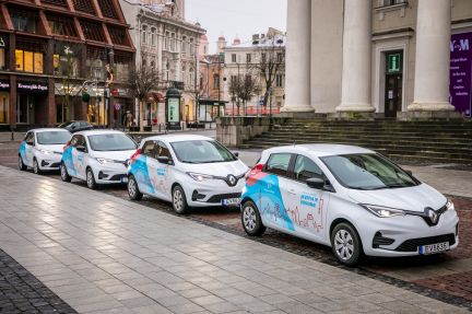 „Vilniaus vandenys“ senus taršius automobilius keičia draugiškais aplinkai: į Vilniaus gatves išriedėjo nauji bendrovės elektromobiliai