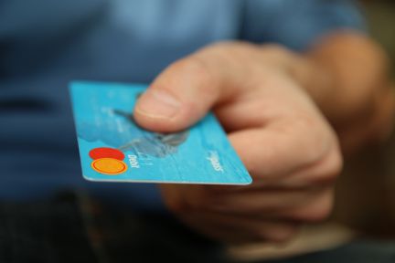 Per antrąjį karantiną bendrovės klientai įsiskolina rečiau, jų skolos mažesnės