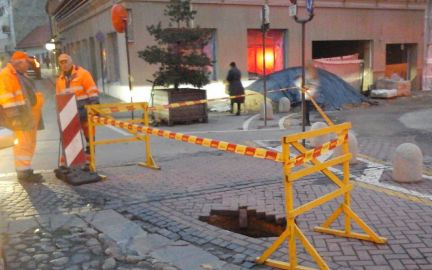 Vilniaus senamiestyje likviduojama kelio įgriūva, vairuotojų prašoma rinktis kitą maršrutą