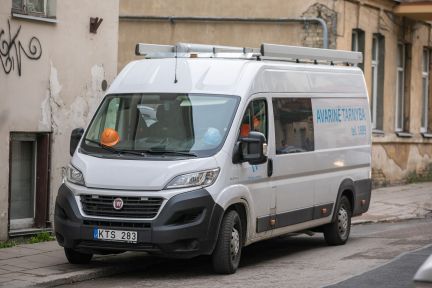 „Vilniaus vandenys“ likvidavo vandentiekio avariją Šeimyniškių gatvėje