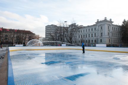 „Vilniaus vandenys“ prisidėjo prie Lukiškių aikštės čiuožyklos įrengimo