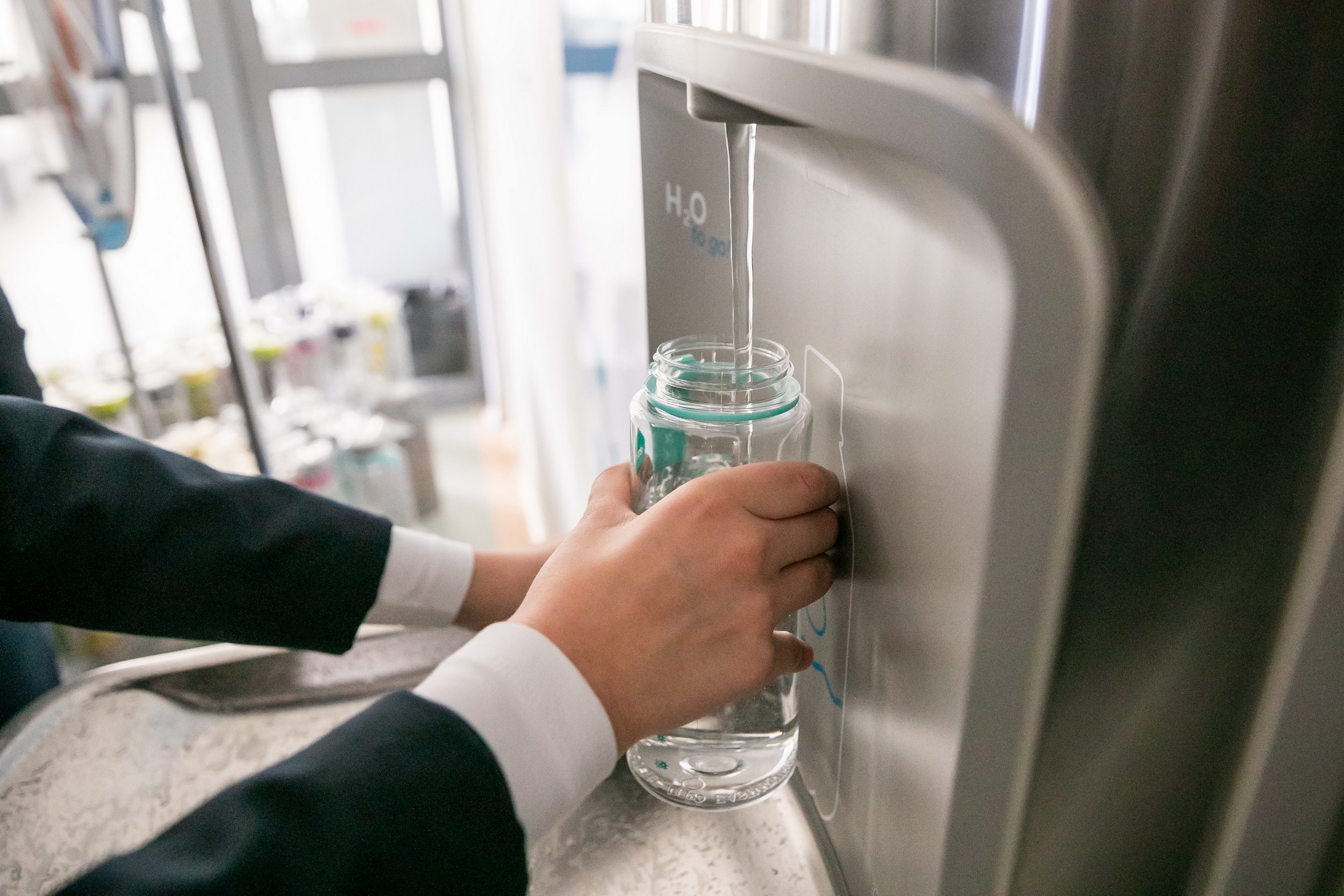 Į mokyklas grįžę moksleiviai skatinami vandenį gerti išmaniai – „Vilniaus vandenys“ organizuoja vandens gėrimo ir plastiko mažinimo konkursą