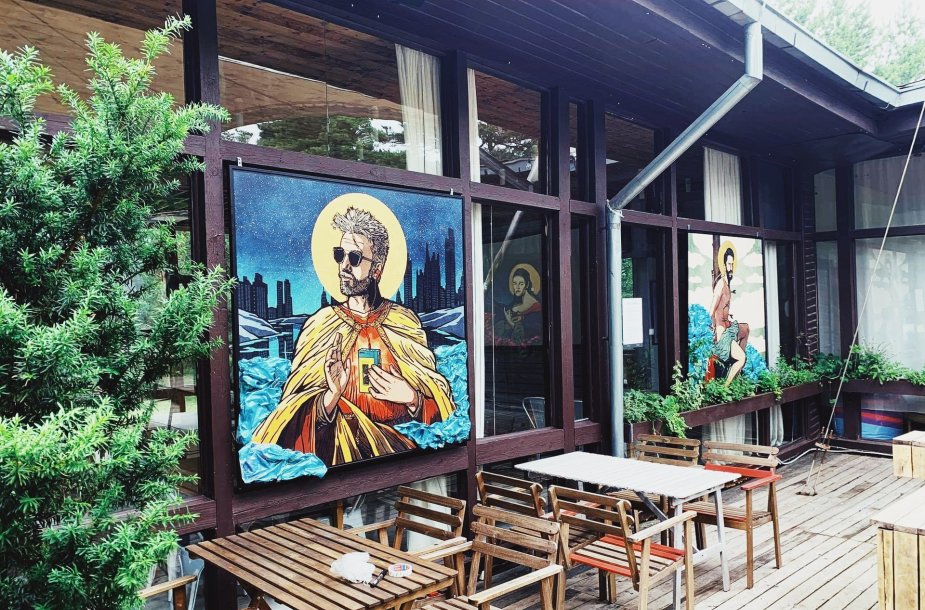Šiukšlėmis dekoravę Lietuvos įžymybių paveikslus siunčia žinutę: „Baikime teršti!“