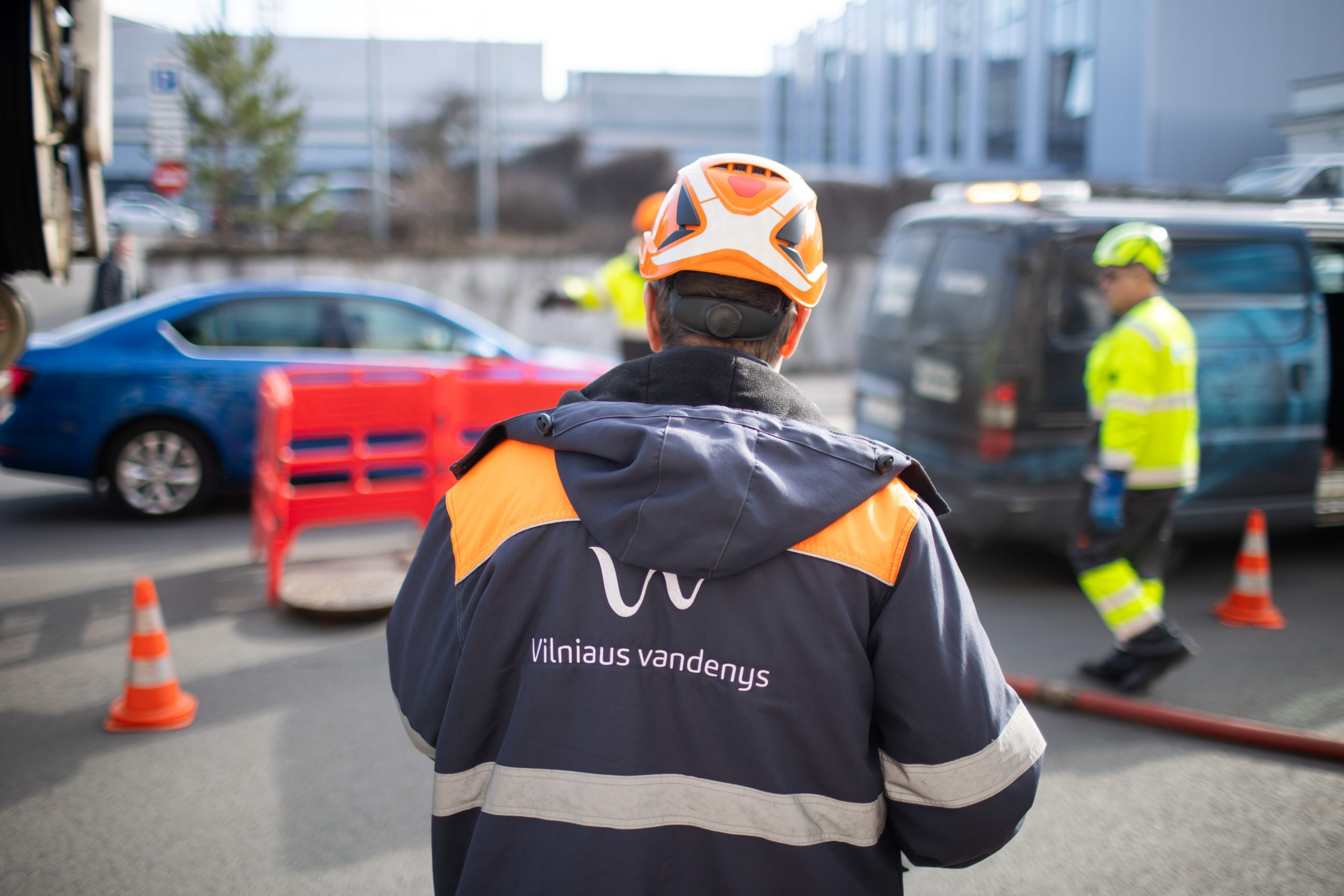 „Vilniaus vandenys“ išbandė inovaciją: sostinėje vandentiekiu keliavo ledo luitai