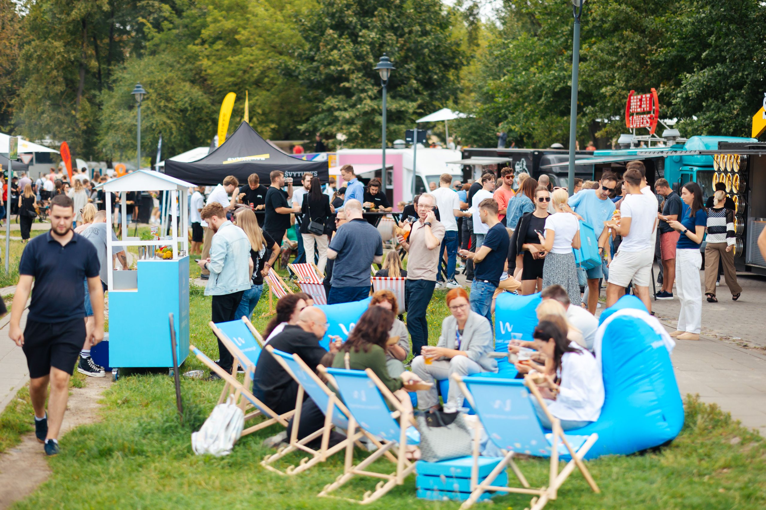 „Vilniaus vandenys“ vaišino „Burger Fest“ dalyvius nemokamais vandens kokteiliais