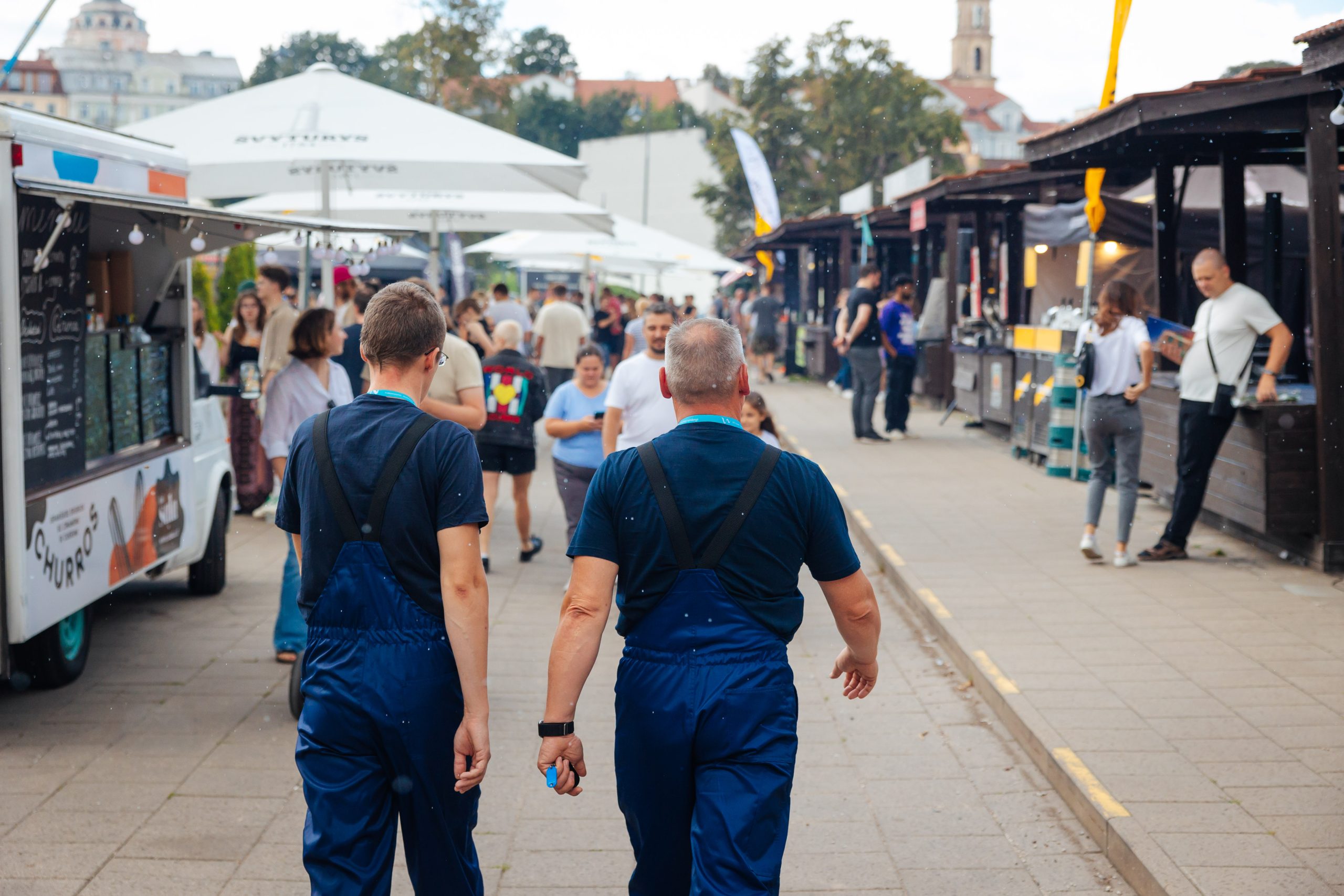 Mandagumo vizitas: taršos kontrolieriai kalbėjosi su „Burger Fest“ dalyviais apie panaudoto aliejaus rūšiavimą 