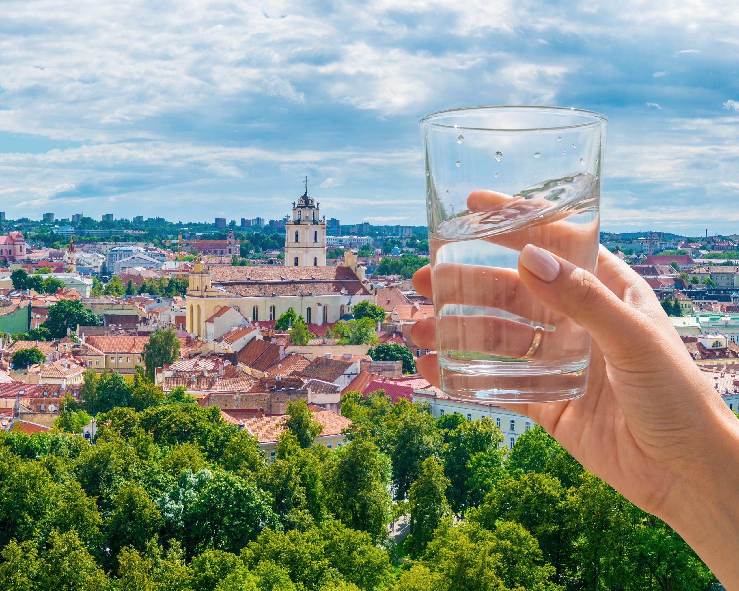 Naujoji „Vilniaus vandenų“ reklamos kampanija vasarą kviečia pakelti stiklinę vandens už Vilnių: miestas turi daugybę priežasčių švęsti