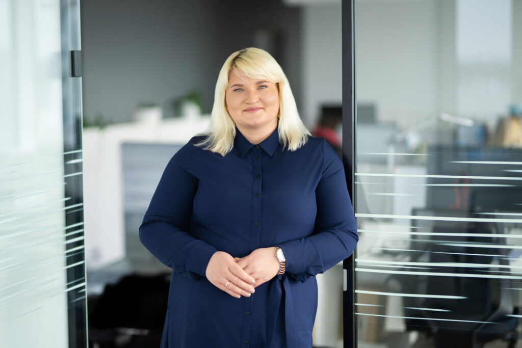 „Vilniaus vandenų“ Kokybės ir inovacijų tarnybos direktorė Brigita Gudonė stovi biure