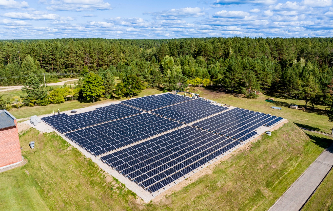 „Vilniaus vandenys“ per šiuos ir 2027 metus planuoja įrengti penkias naujas saulės elektrines